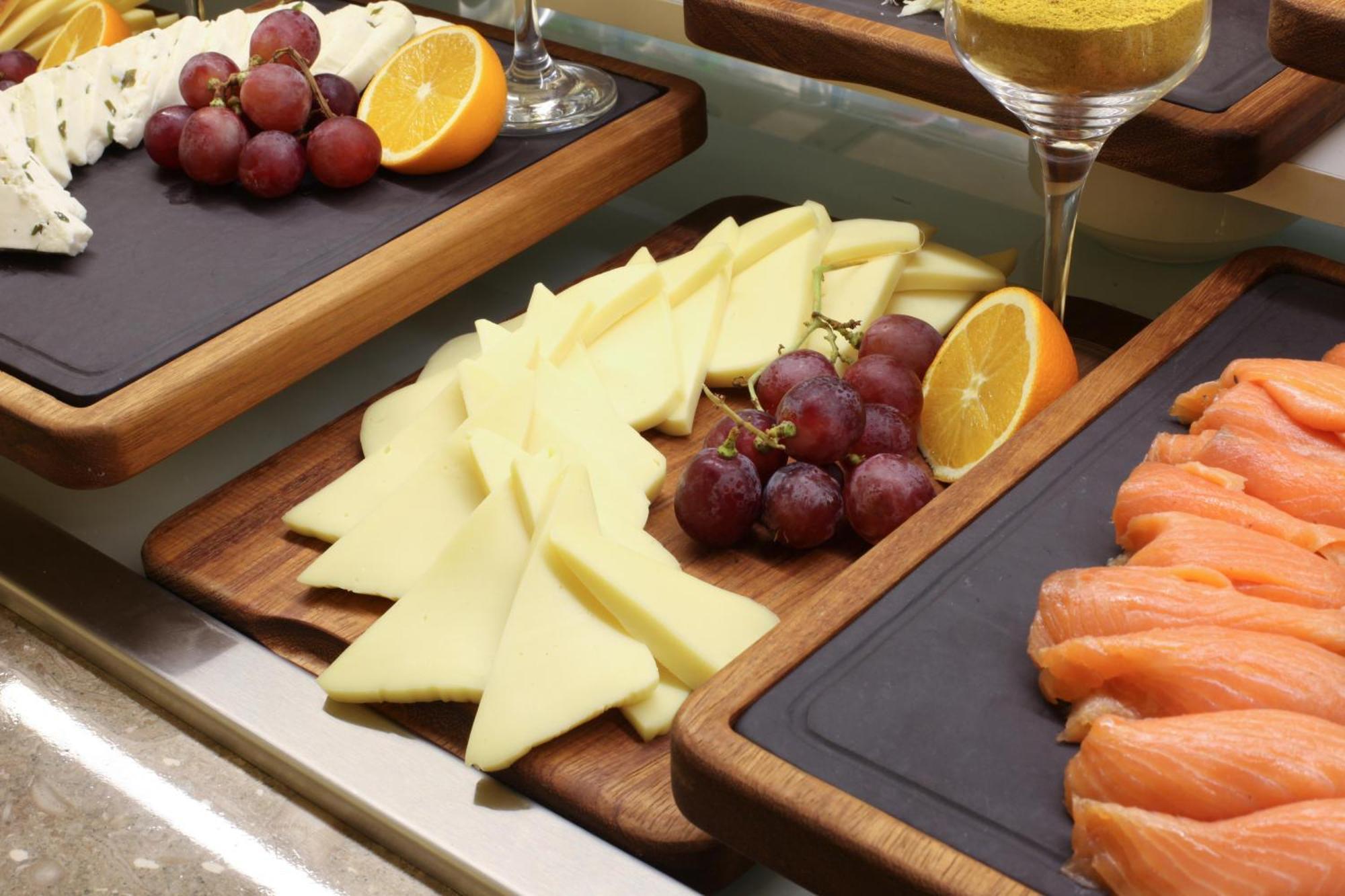 Bentley Hotel Bosphorus - Special Class Estambul Exterior foto A cheese platter