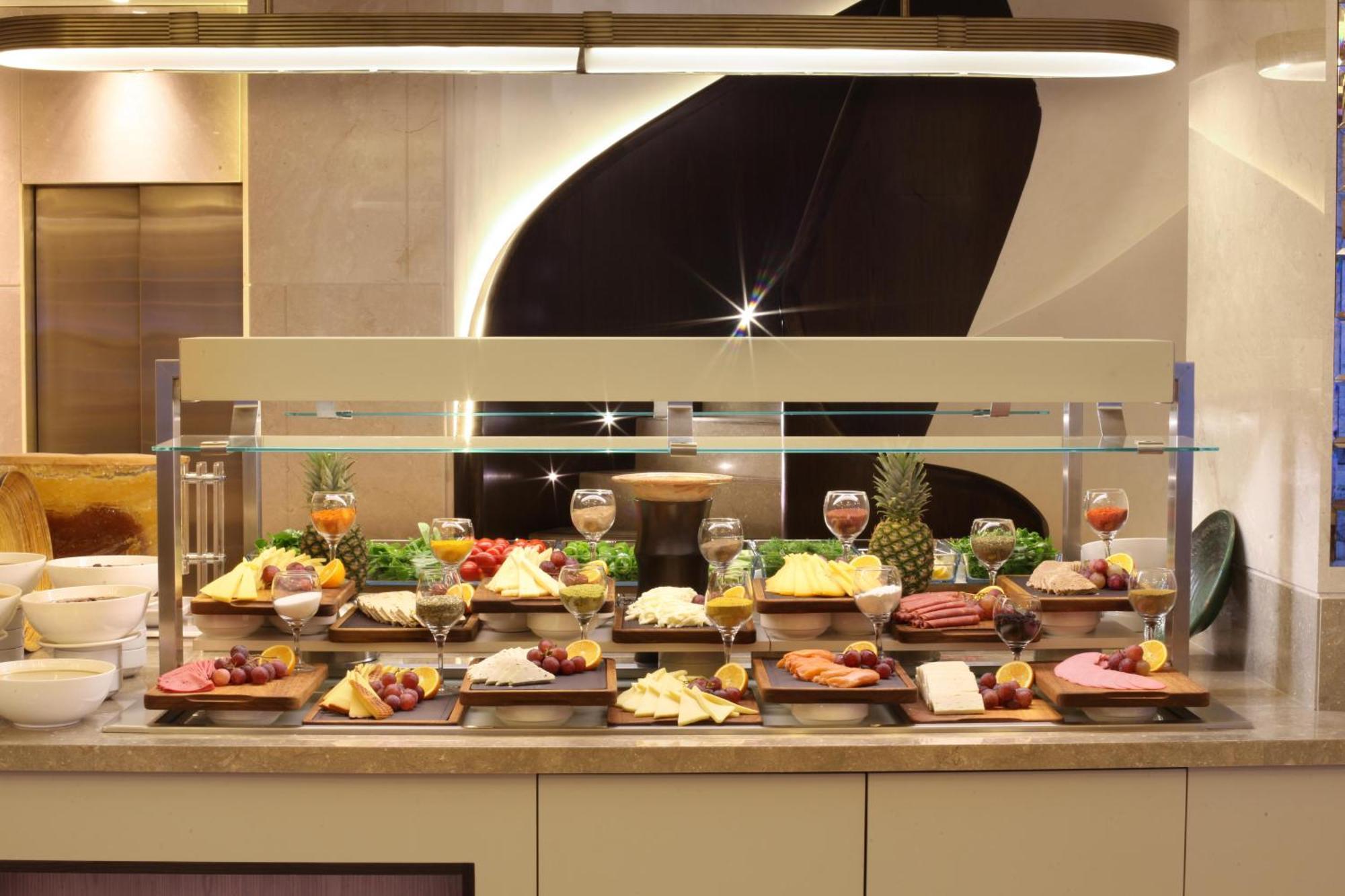 Bentley Hotel Bosphorus - Special Class Estambul Exterior foto A cheese display