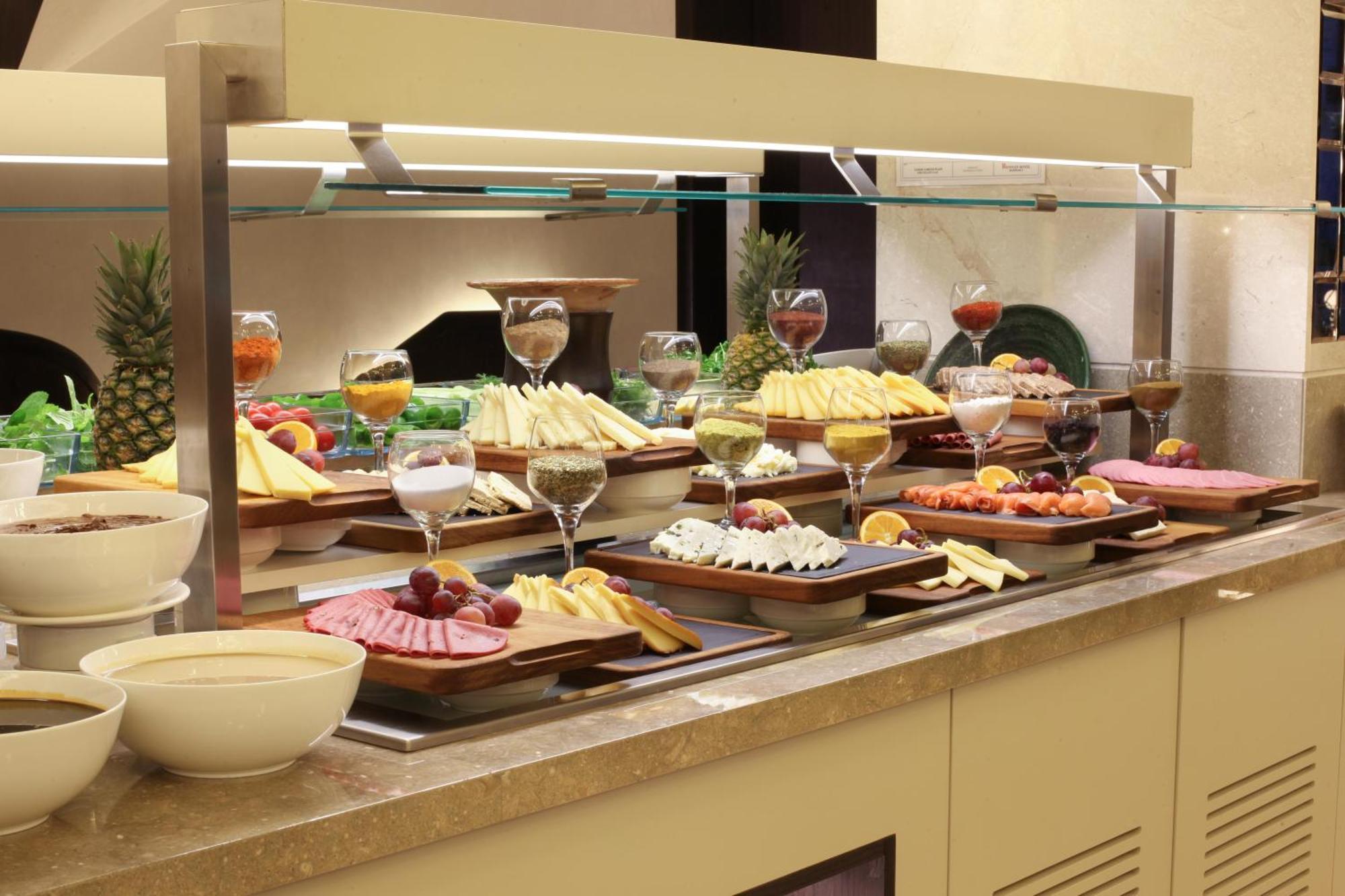 Bentley Hotel Bosphorus - Special Class Estambul Exterior foto A buffet