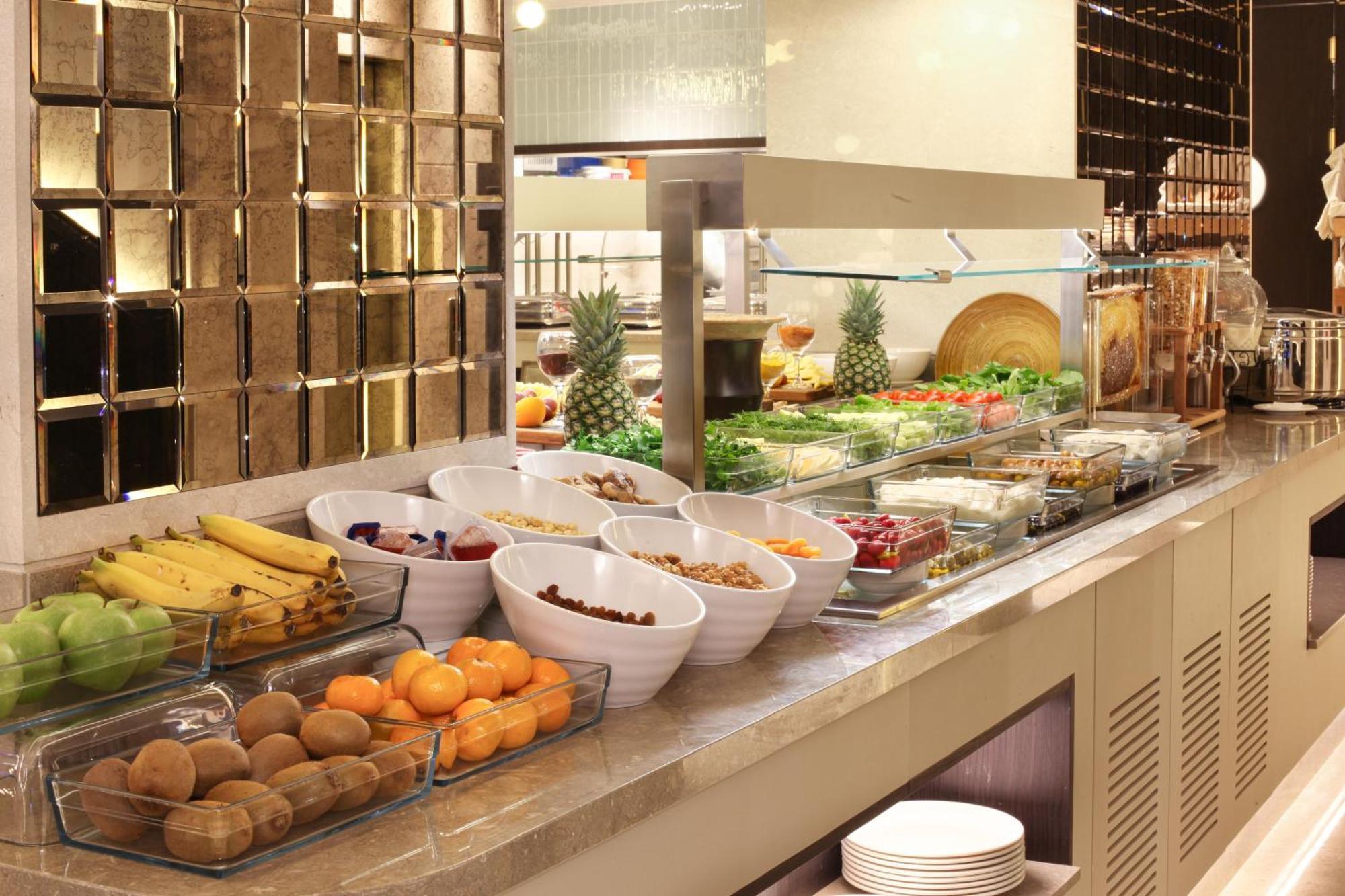 Bentley Hotel Bosphorus - Special Class Estambul Exterior foto A buffet at a hotel