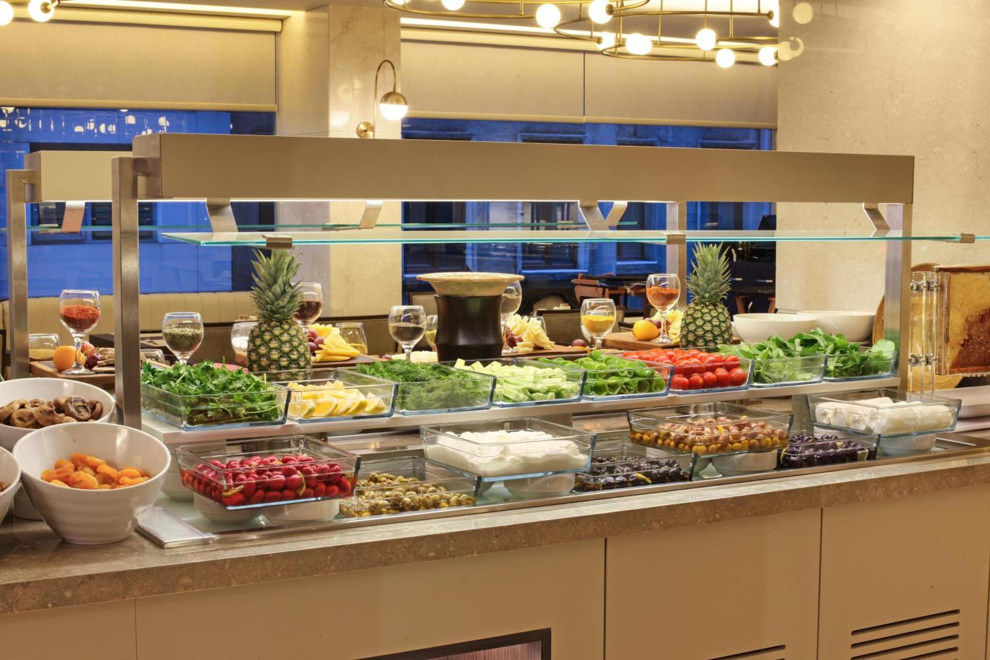 Bentley Hotel Bosphorus - Special Class Estambul Exterior foto A salad bar