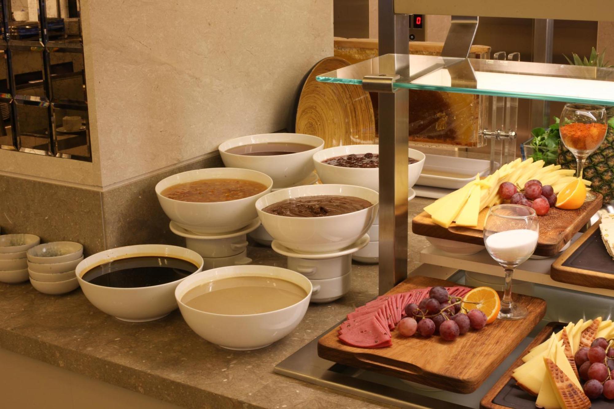 Bentley Hotel Bosphorus - Special Class Estambul Exterior foto A selection of various jams and honey