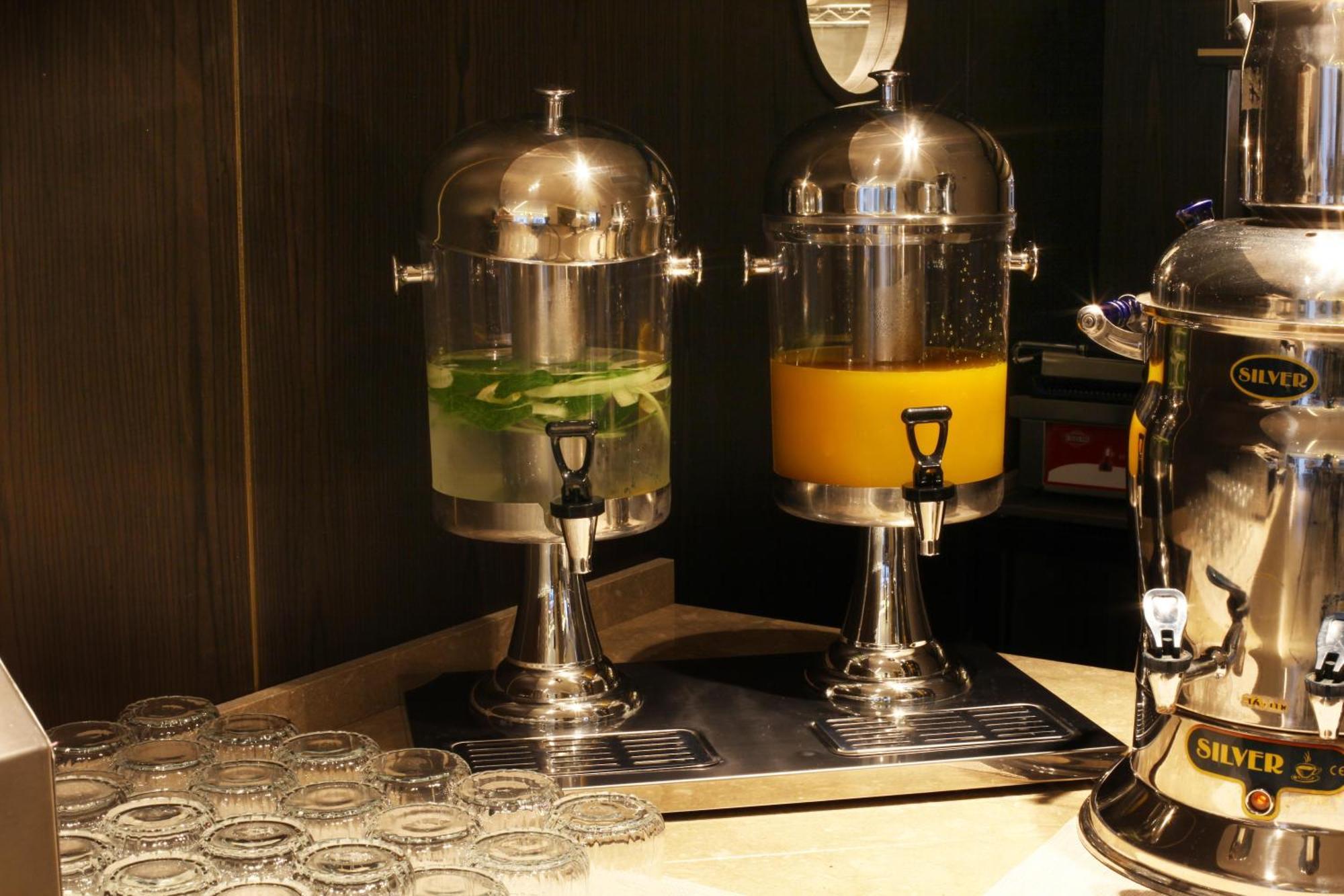 Bentley Hotel Bosphorus - Special Class Estambul Exterior foto A juice dispenser