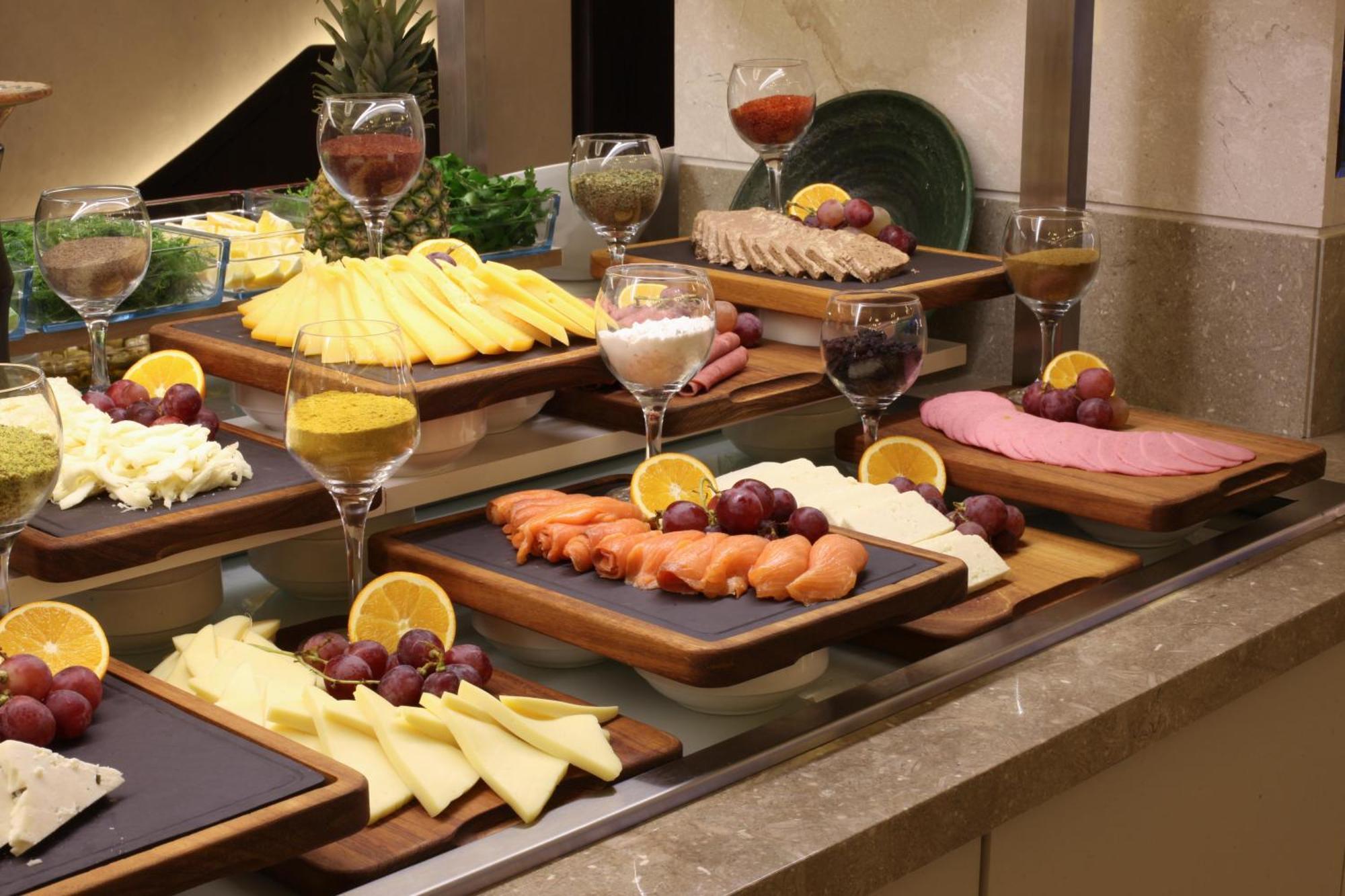 Bentley Hotel Bosphorus - Special Class Estambul Exterior foto A cheese platter