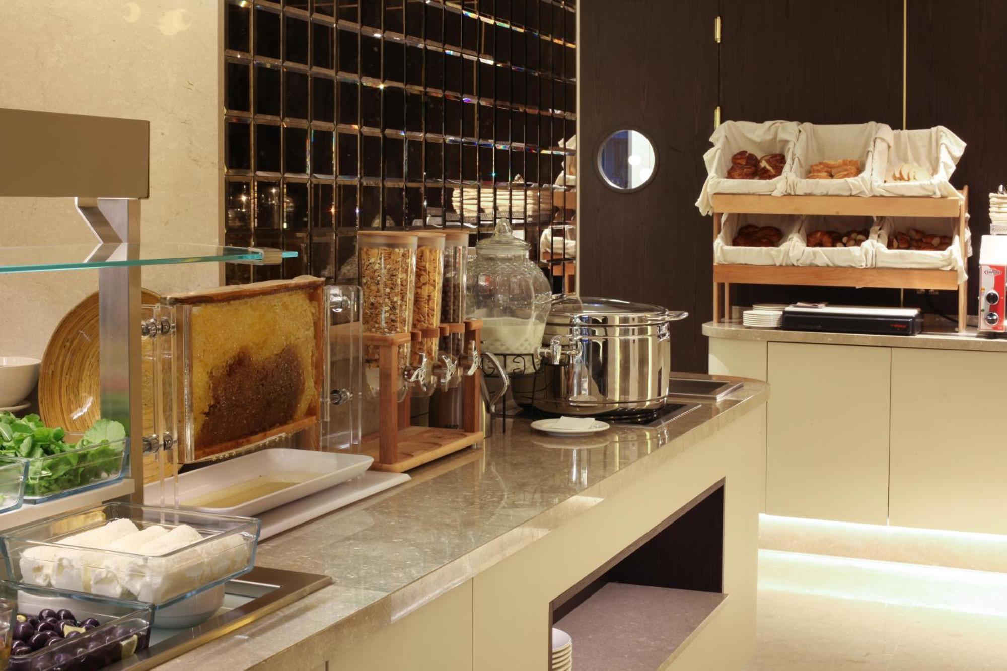 Bentley Hotel Bosphorus - Special Class Estambul Exterior foto A buffet at a hotel