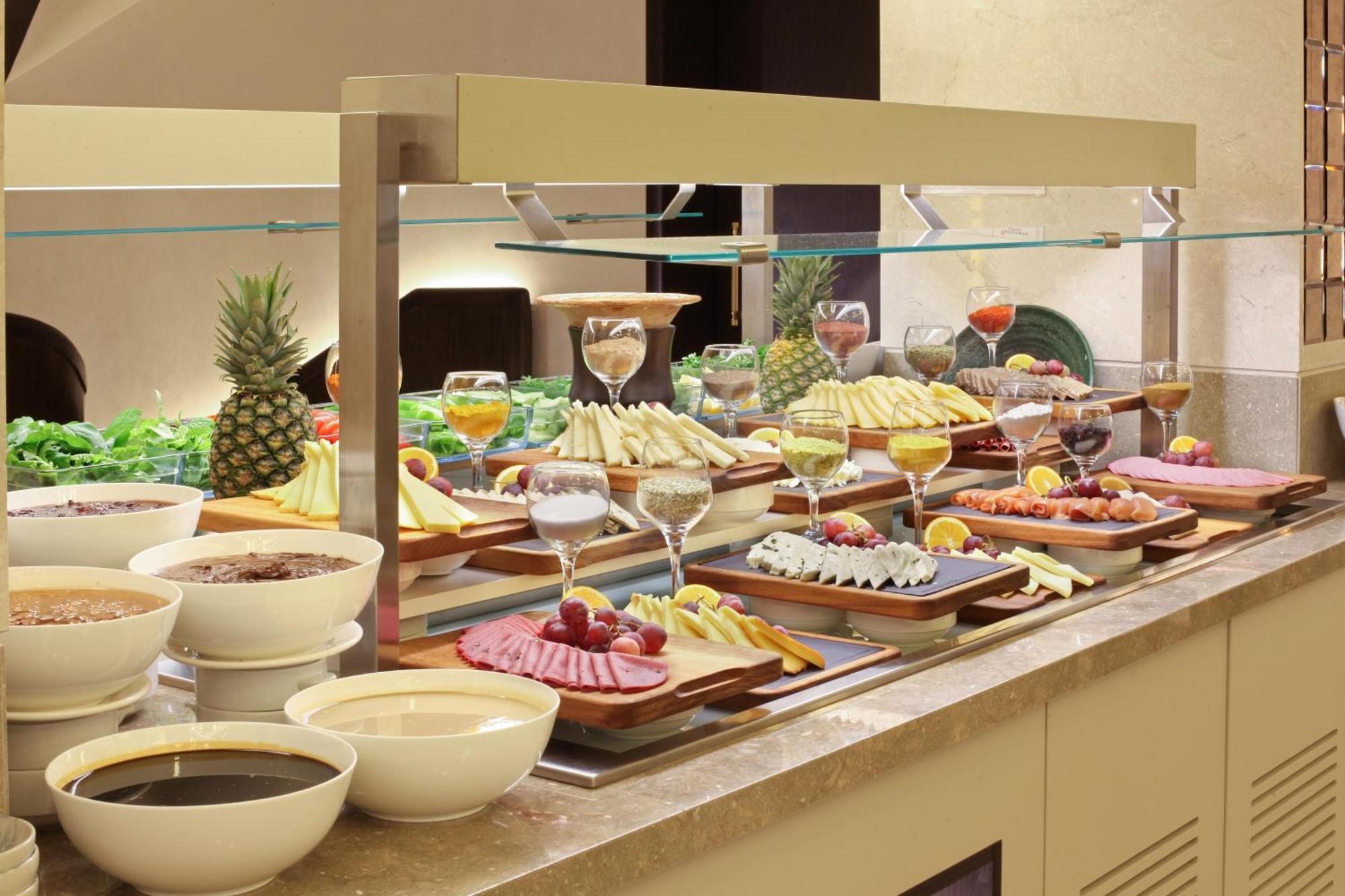 Bentley Hotel Bosphorus - Special Class Estambul Exterior foto A buffet at a hotel