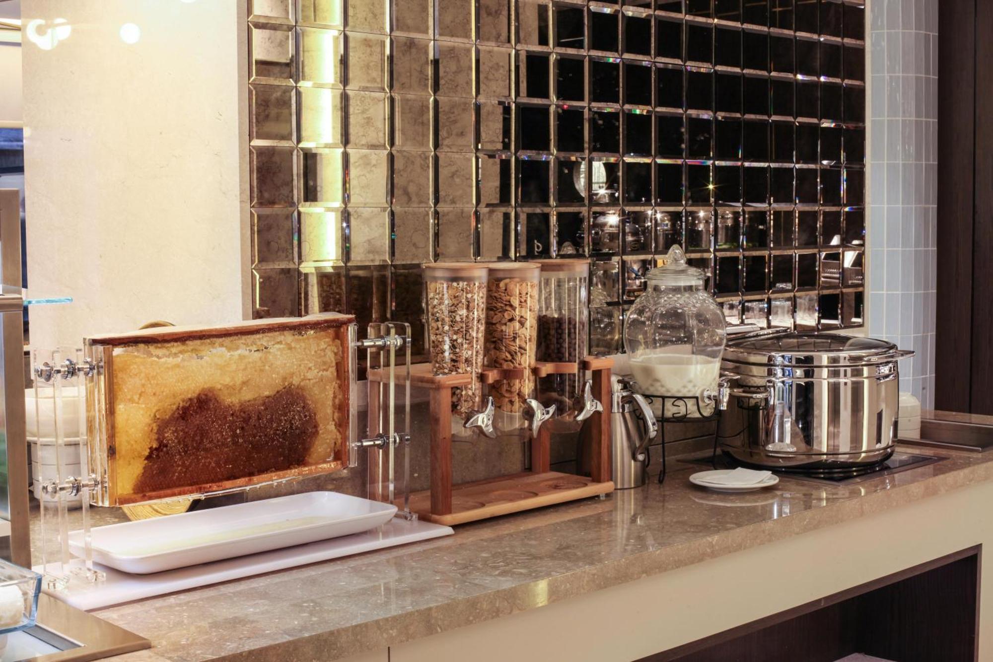 Bentley Hotel Bosphorus - Special Class Estambul Exterior foto A coffee station at a hotel