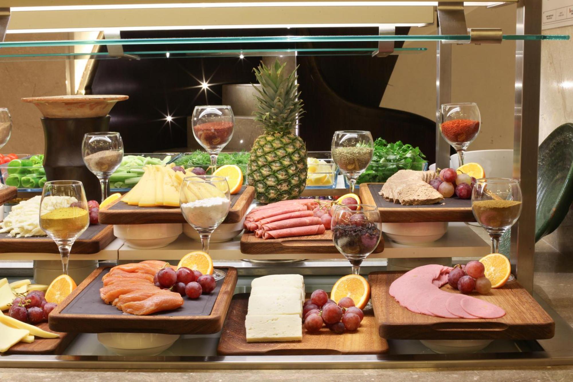 Bentley Hotel Bosphorus - Special Class Estambul Exterior foto A buffet