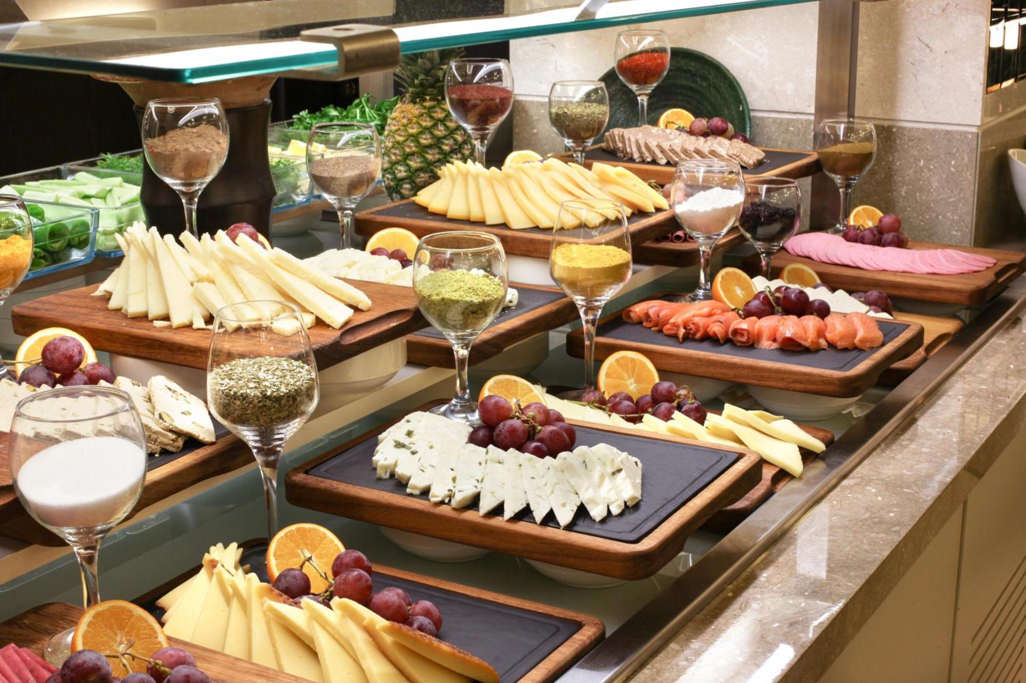 Bentley Hotel Bosphorus - Special Class Estambul Exterior foto A cheese platter