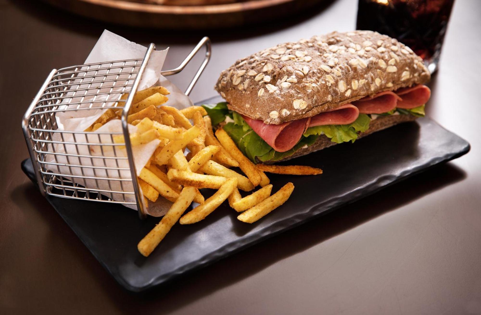 Bentley Hotel Bosphorus - Special Class Estambul Exterior foto A ham and cheese sandwich with chips