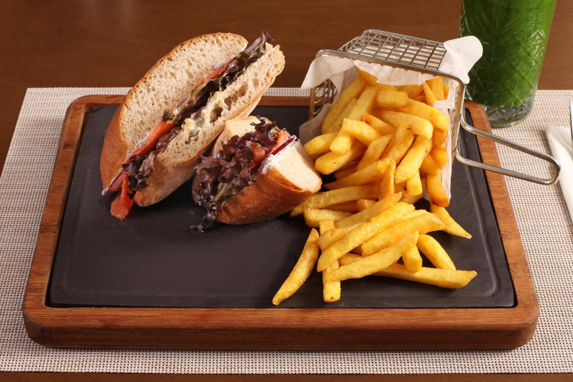 Bentley Hotel Bosphorus - Special Class Estambul Exterior foto A club sandwich with chips