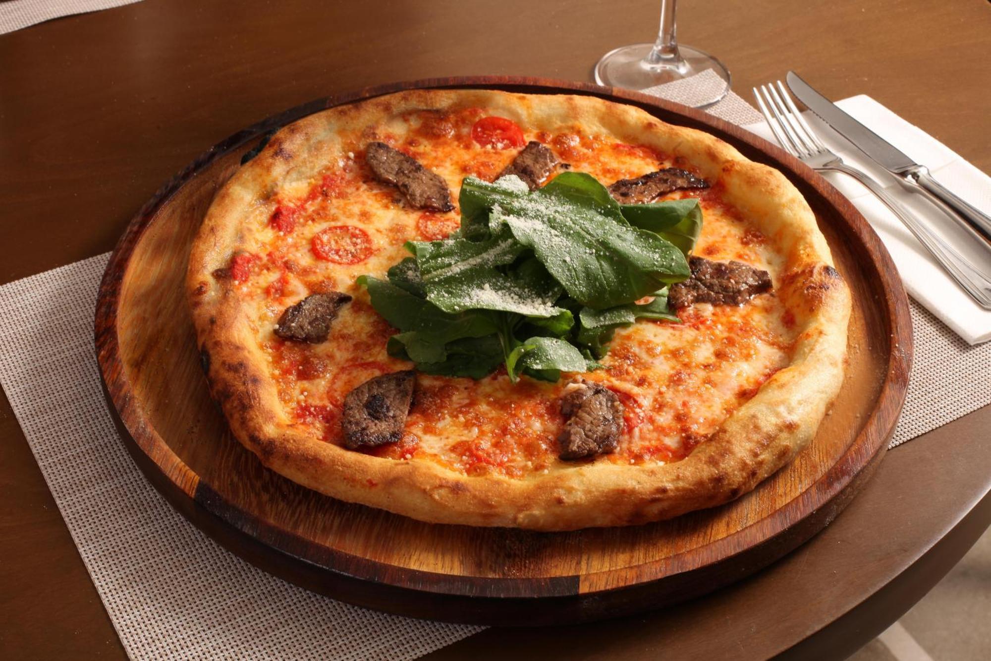 Bentley Hotel Bosphorus - Special Class Estambul Exterior foto A pizza with sausage and arugula
