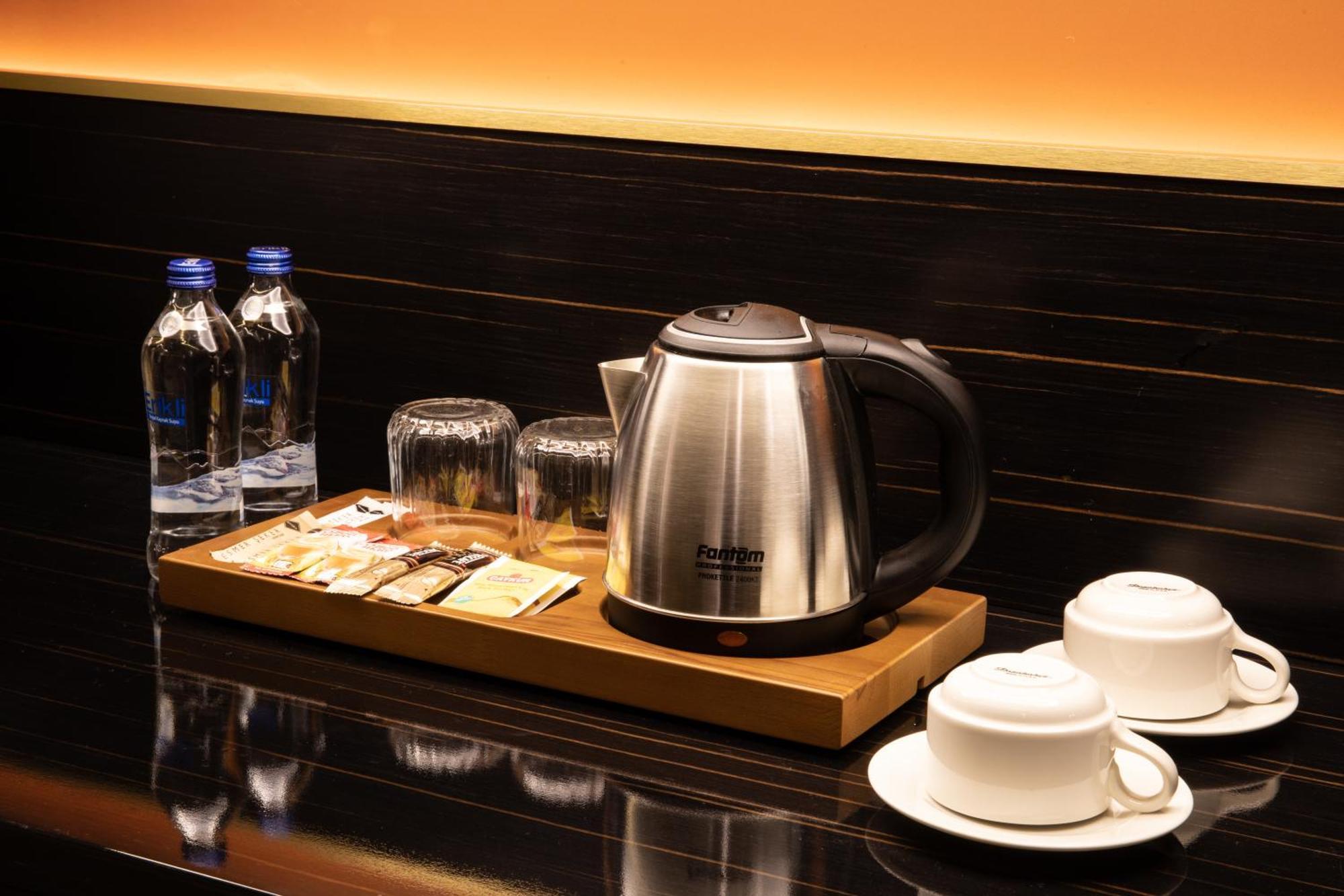 Bentley Hotel Bosphorus - Special Class Estambul Exterior foto A kettle in a hotel room